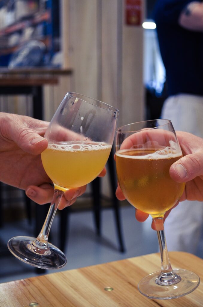 Deux verres de bière artisanale de la brasserie Showtime à Fondettes