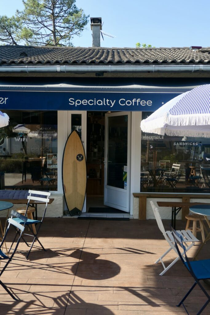 Devanture et terrasse de Nea's Corner, brunch et coffee shop à Claouey