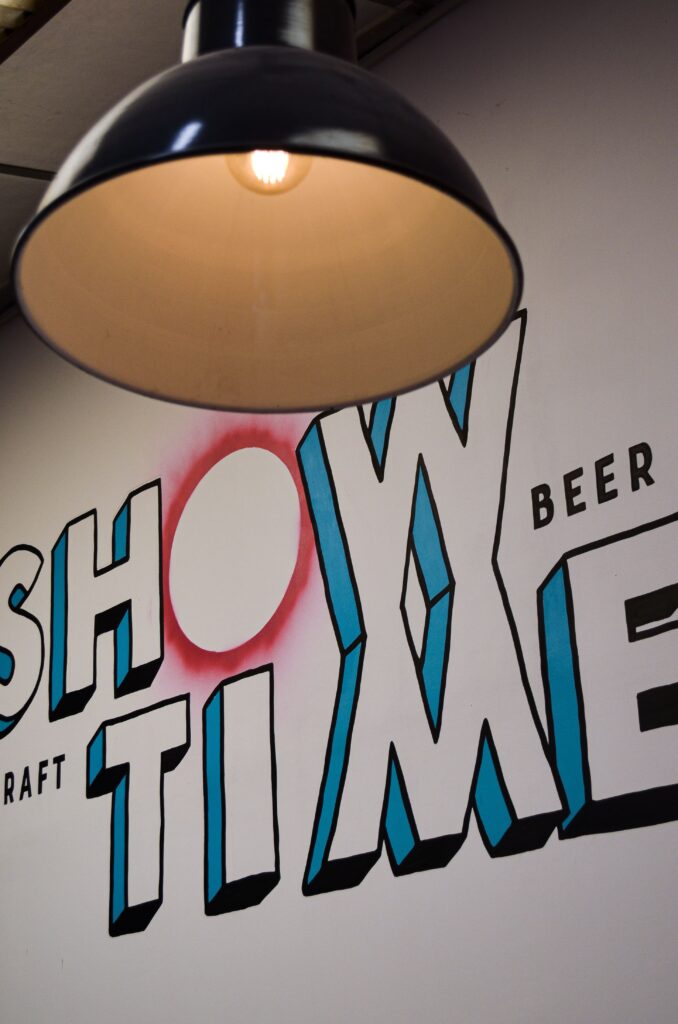 L'intérieur de la salle et de la taproom de la brasserie Showtime à Fondettes