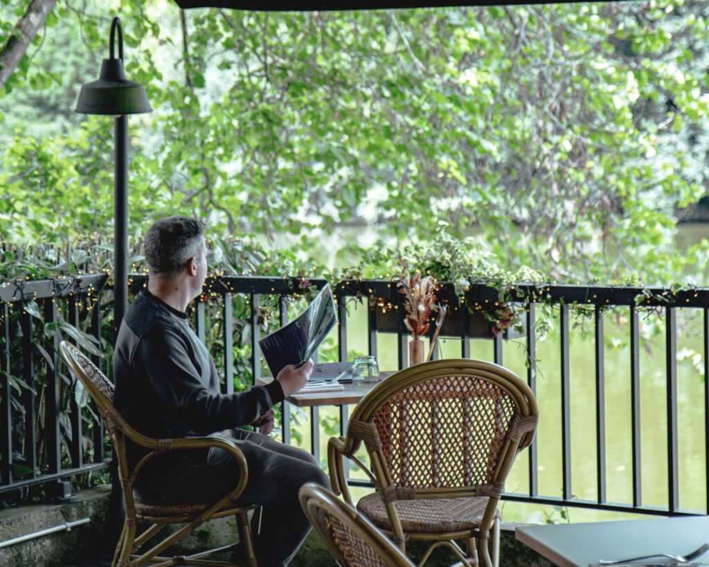 Une table sur la terrasse face à la rivière du restaurant Le Clapotis à Saint Avertin