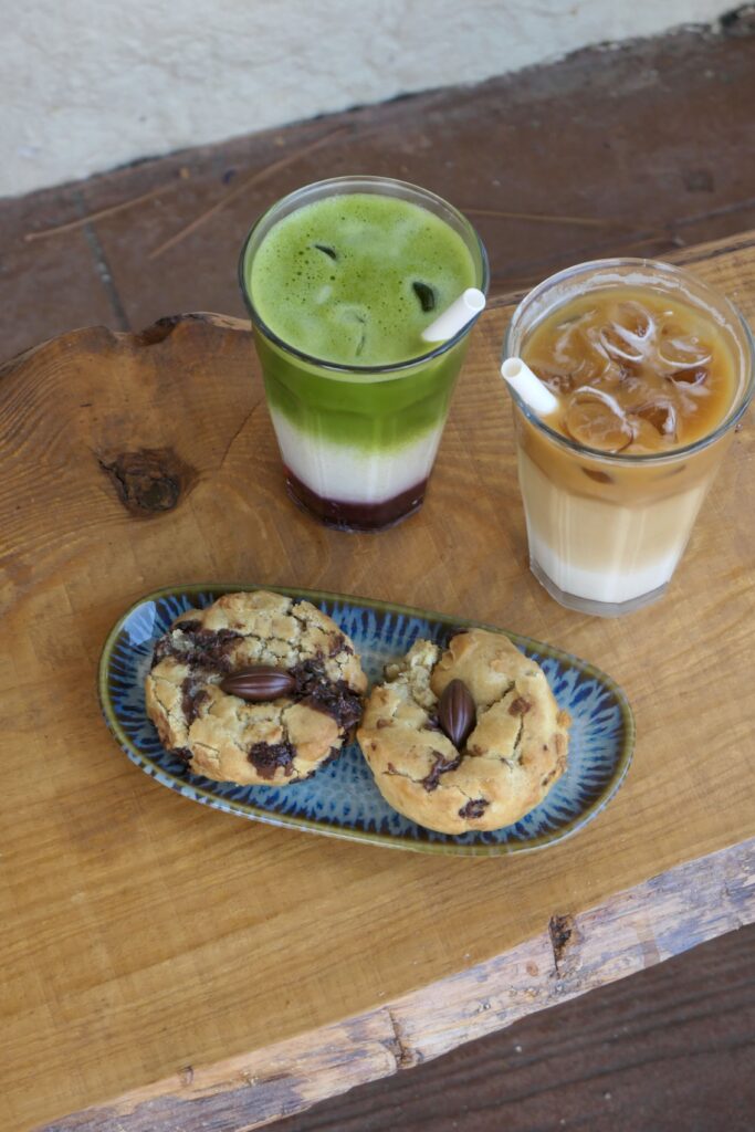 Boissons créatives, matcha à la fraise et coco et iced latte avoine chez Nea's Corner, brunch et coffee shop à Claouey