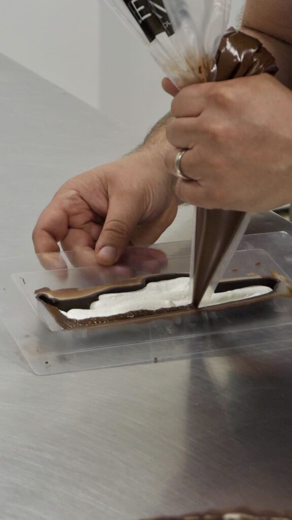 La Pinasse Gourmande, spécialité de la pâtisserie, salon de thé et chocolaterie Plume à Arcachon. Guimauve et pâte à tartiner chocolat-noisette enrobées de chocolat.