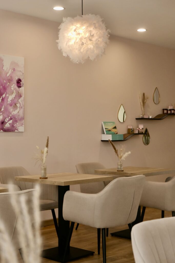 Intérieur de la pâtisserie, salon de thé et chocolaterie Plume à Arcachon.