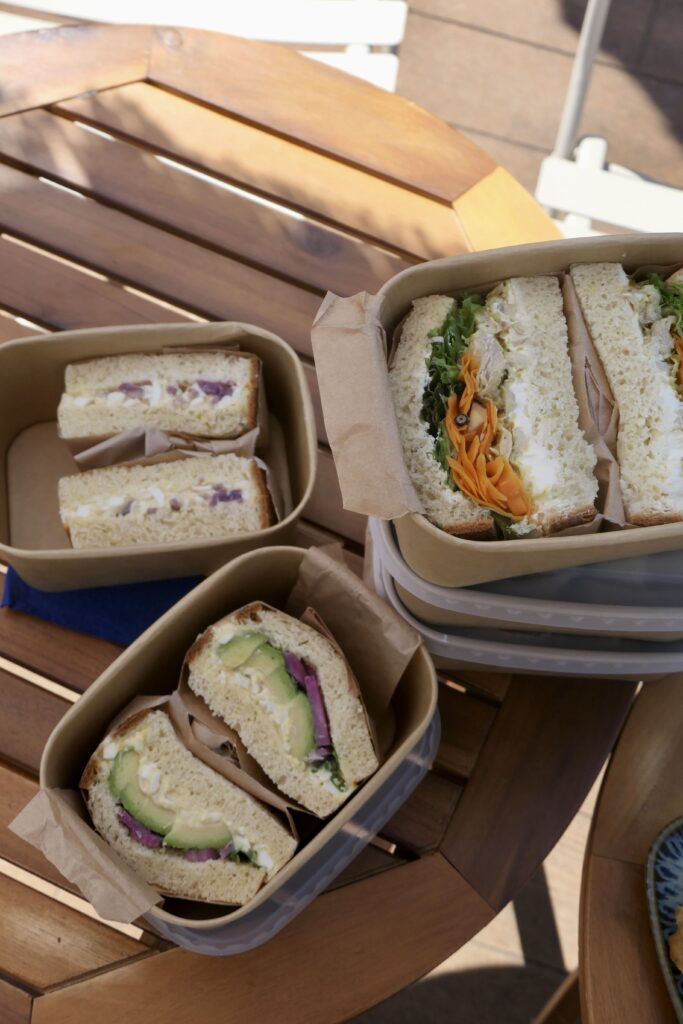 Clubs à la plage, les sandwichs à emporter partout chez Nea's Corner, brunch et coffee shop à Claouey