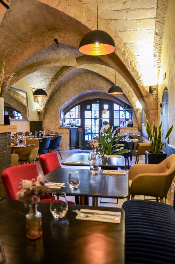 La salle voûtée du restaurant Thara Thong à Tours