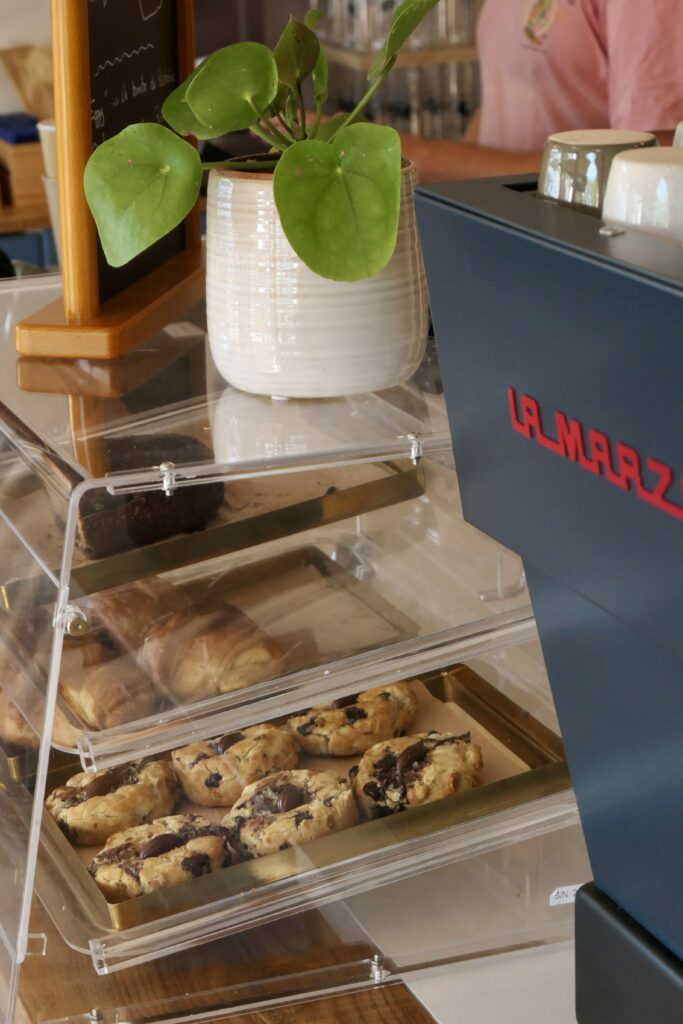 Vitrine de pâtisseries et cookies sans gluten chez Nea's Corner, brunch et coffee shop à Claouey