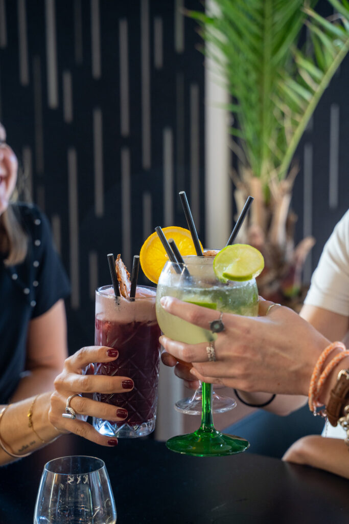 Large gamme de cocktails avec ou sans alcool à L'Atrium