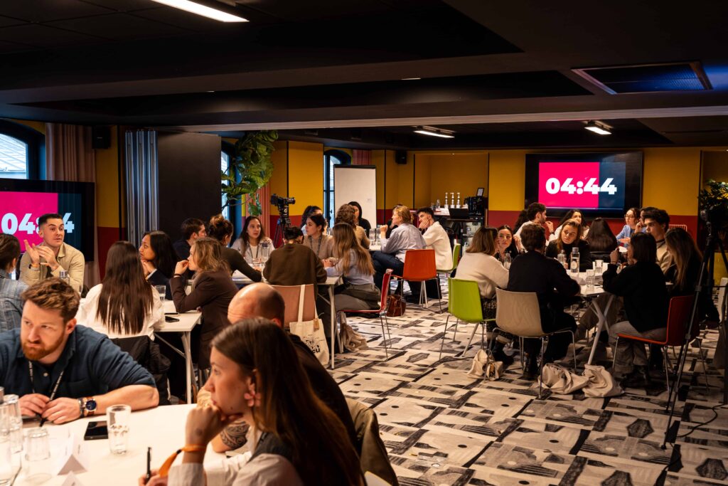 Les membres du réseau EPICU échangent autour de plusieurs tables lors d’une rencontre.