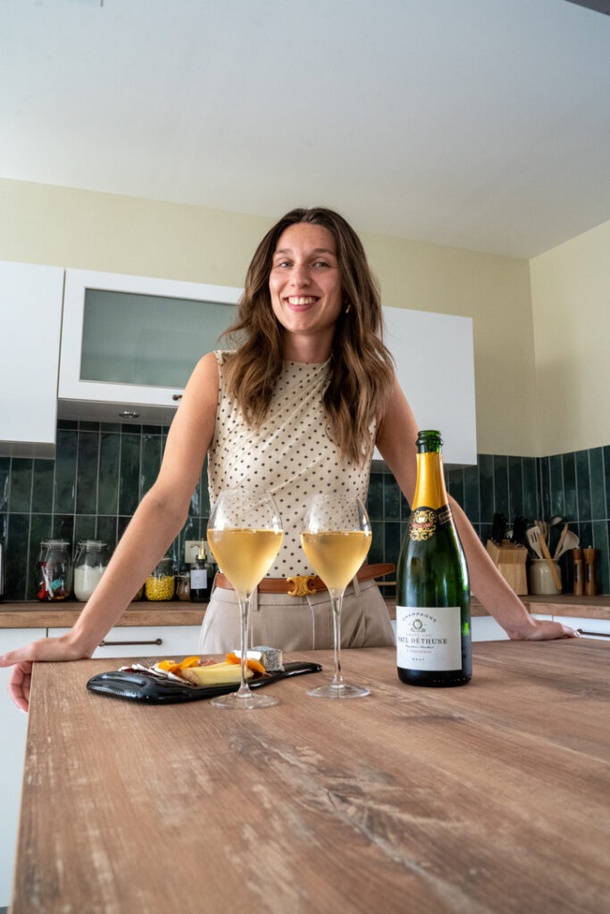 Julie tient la Maison Déthune