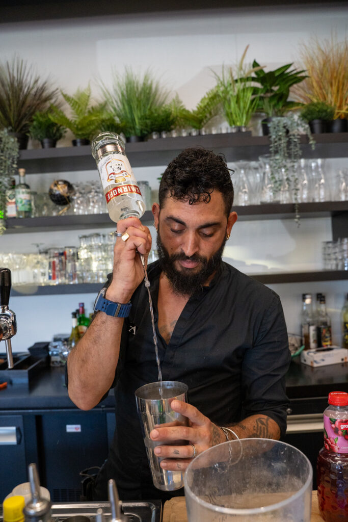 Mahdi réalise de délicieux cocktails