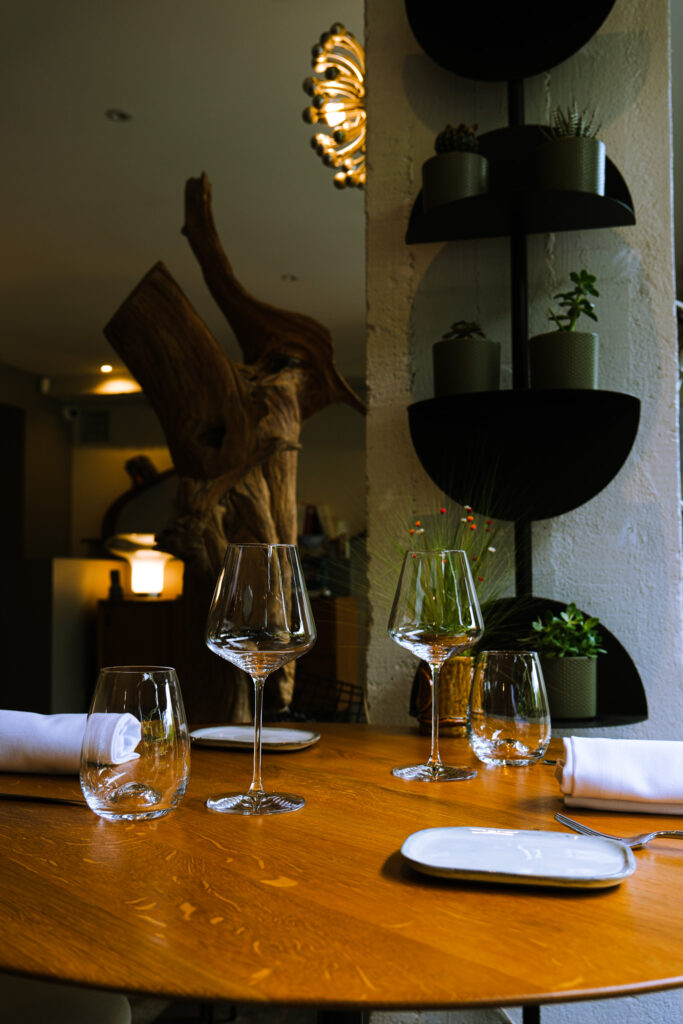 Table à l'intérieur du clos Jeannon