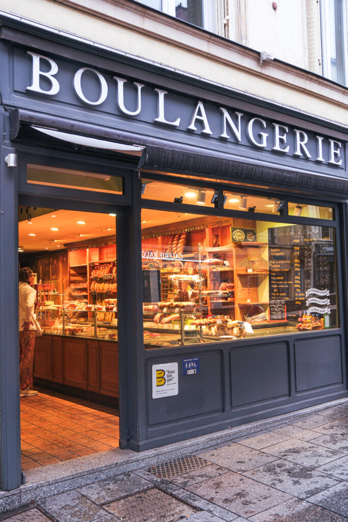 La devanture de la boulangerie chez Loic et Corentin