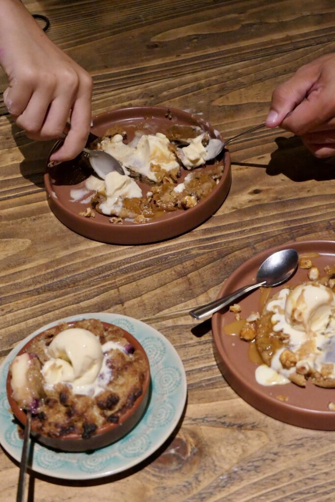 Desserts et cookie géant à partager au restaurant d'ambiance Le Pestacle à La Teste-de-Buch.
