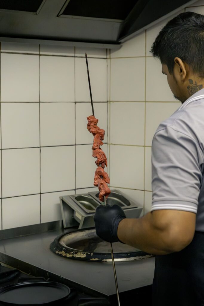 Cuisson au four tandoor chez Indian Flame à Narbonne