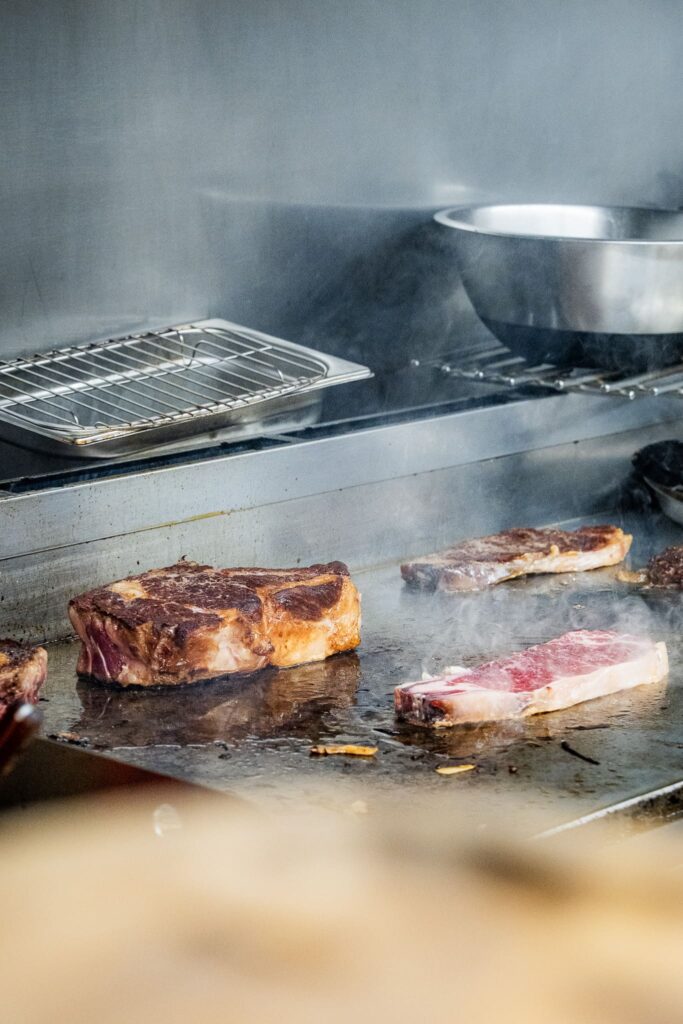 Cuisson de la viande au restaurant Brutus à Canet en Roussillon