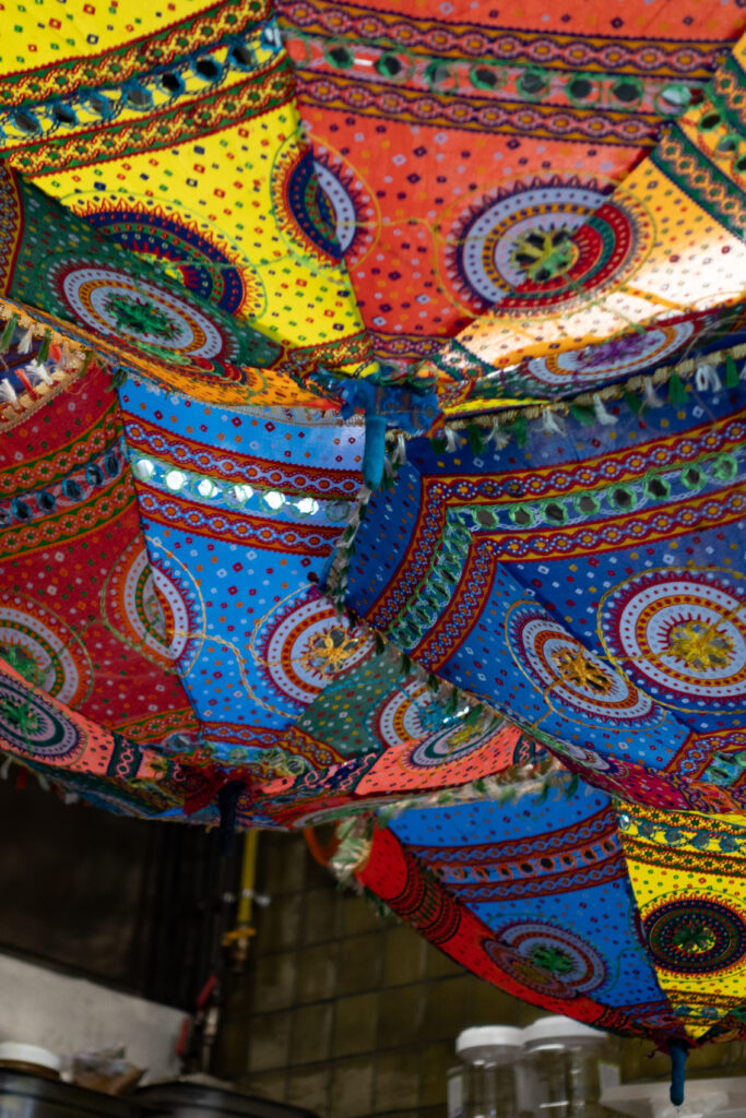 décoration de namaste corner indien dans le food court entrepôt food hall à rouen