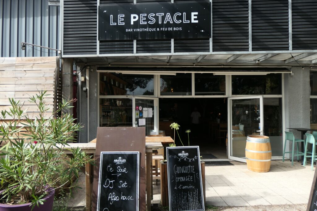 Devanture du restaurant d'ambiance Le Pestacle à La Teste-de-Buch.