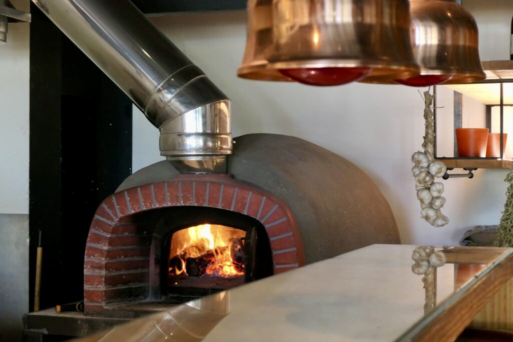 Four à bois du restaurant d'ambiance Le Pestacle à La Teste-de-Buch.