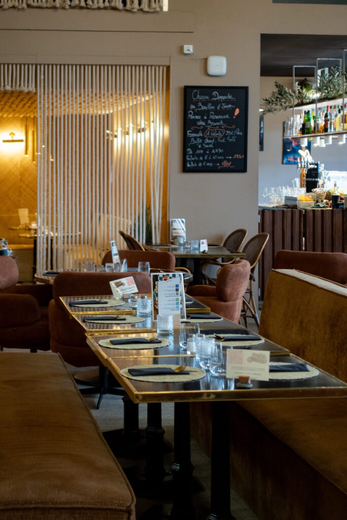 Salle du restaurant Le Bouillon d’Isno à Isneauville