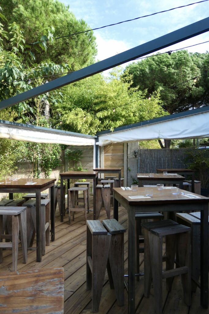 Terrasse du restaurant d'ambiance Le Pestacle à La Teste-de-Buch.