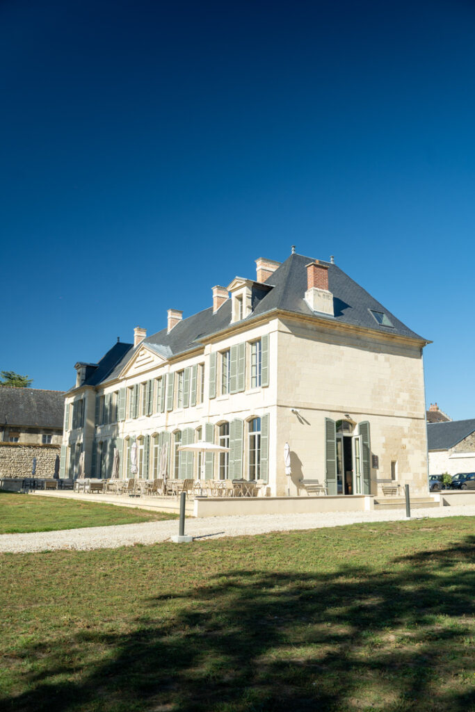 Le château est situé à Braine