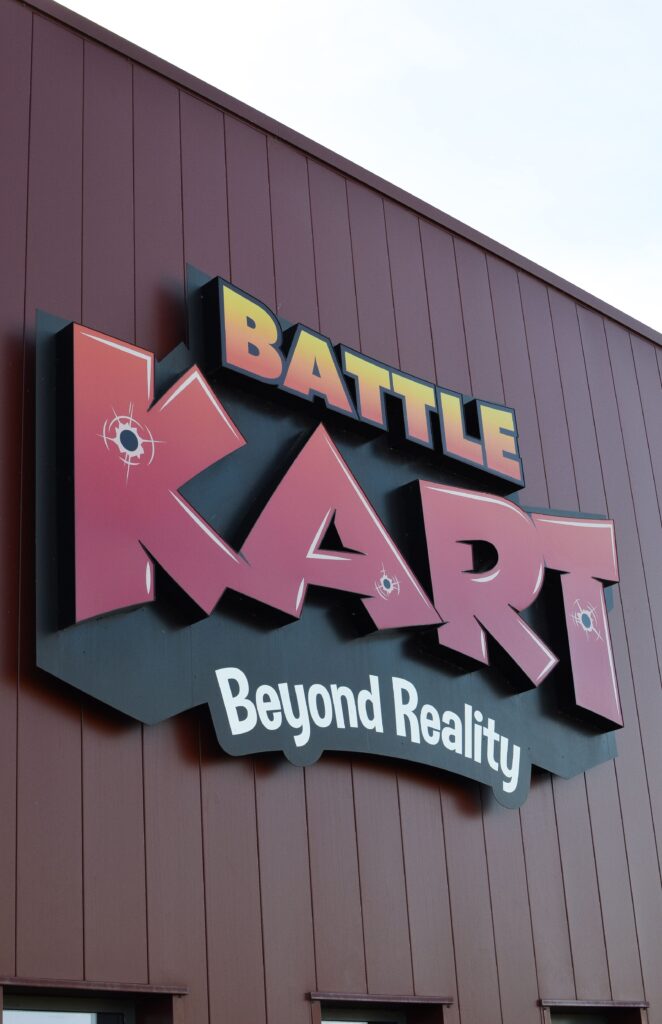 La devanture et l'enseigne de Battle Kart Tours à Notre-Dame-d'Oé