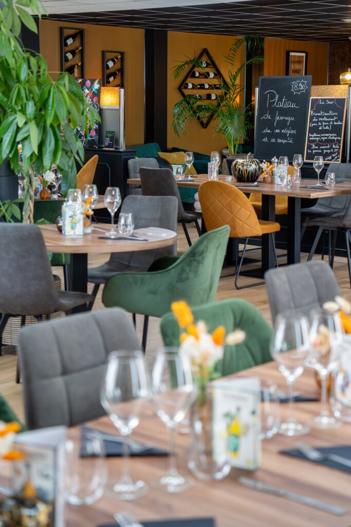Le lieu chaleureux avec chaises et canapé cosy