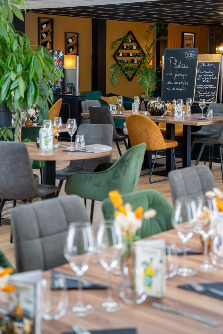 Le lieu chaleureux avec chaises et canapé cosy