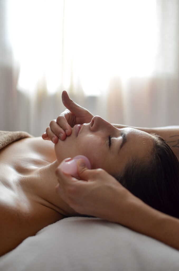Une ventouse utilisée lors d'un massage facialiste au sein de l'établissement Casa Talma à Chambray-lès-Tours