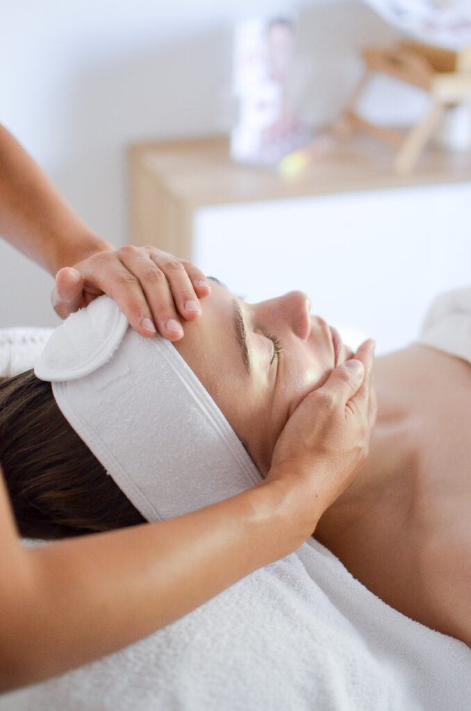 Un massage du visage à l'institut Les Demoiselles à Mettray
