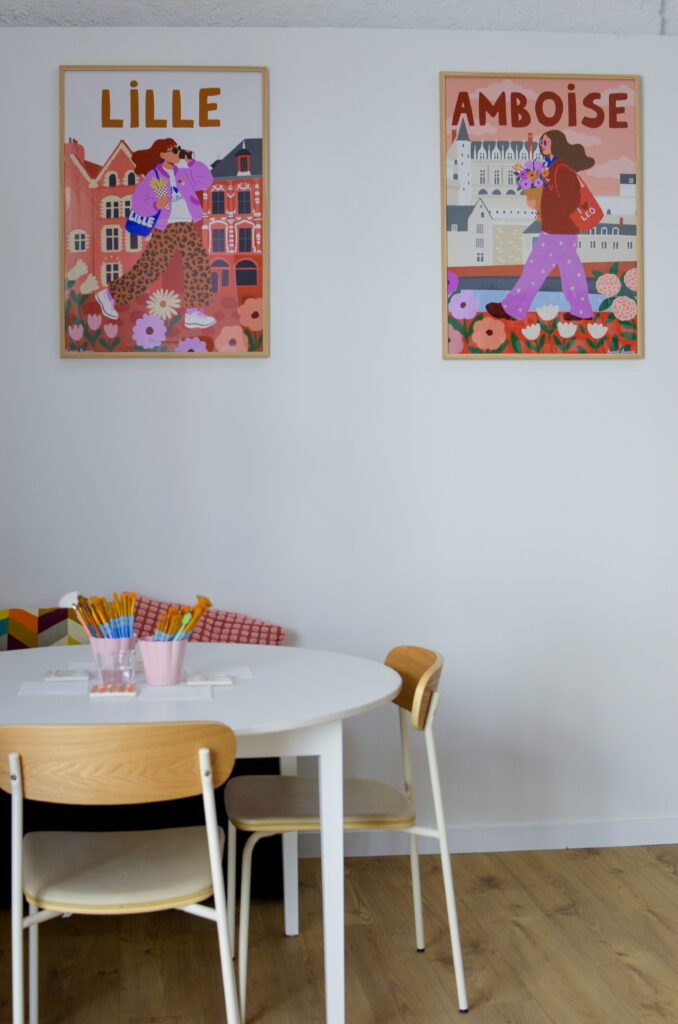 La décoration de la salle de l'atelier Mood Café Céramique à Amboise