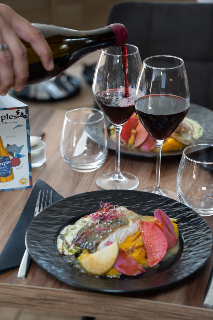 assiette et son verre de vin