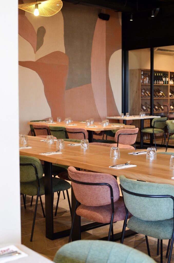 La décoration de la salle du restaurant Sunset à Sorigny